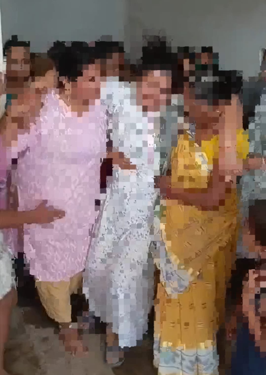 पूर्व ब्लॉक प्रमुख और महिला पदाधिकारी के कथित रिश्तों को लेकर बवाल: घर में घुसकर महिलाओं ने पिटा, सोशल मीडिया पर वायरल हुआ वीडियो. पुलिस ने कहा अबतक नहीं मिली है तहरीर, P-7 न्यूज पर पढ़ें पूरी खबर