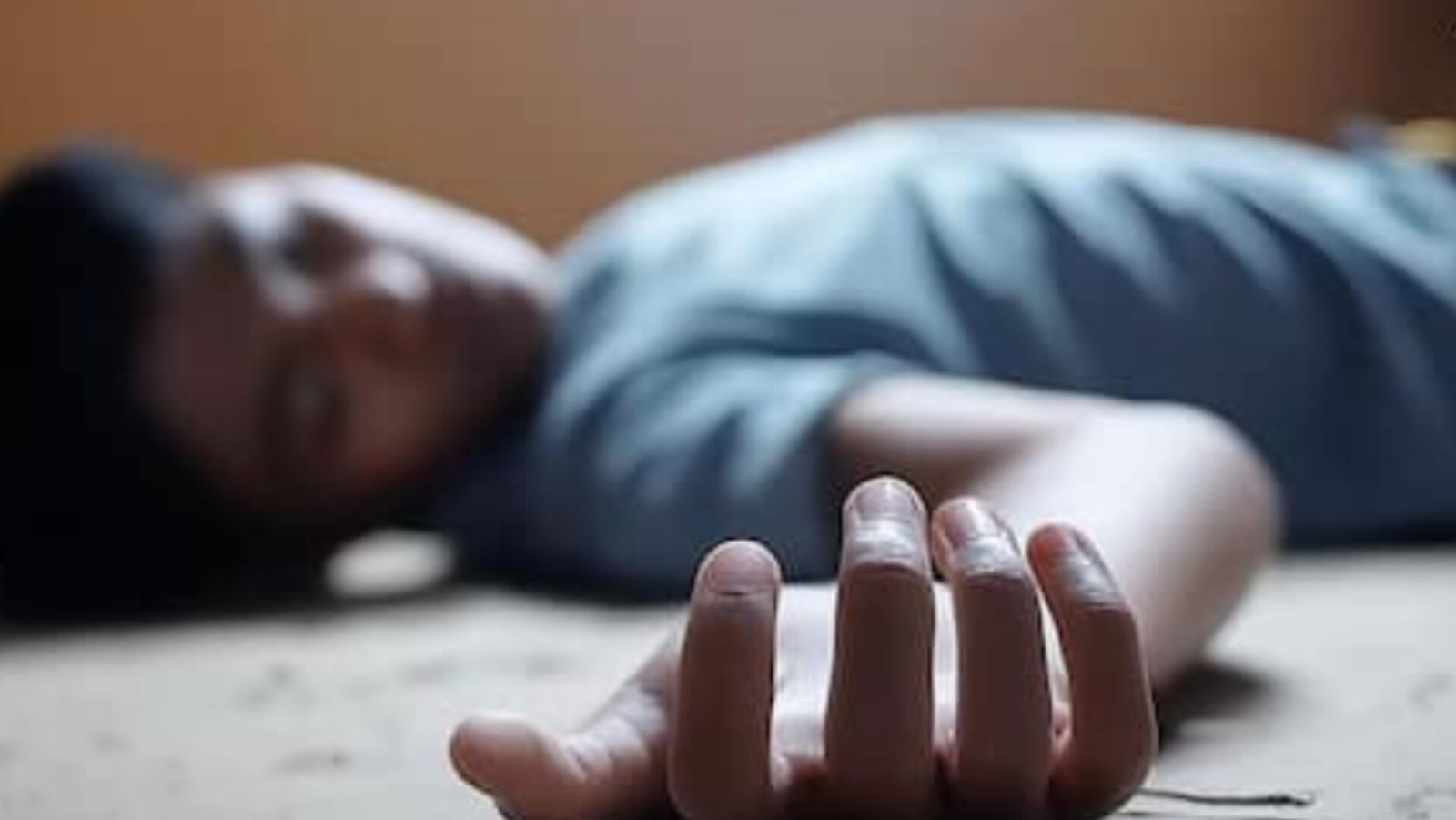 चंदौली के कुछमन में करंट लगने से युवक की मौत: घर में मचा कोहराम, परचून की दुकान का शटर उठाते समय करंट लगा