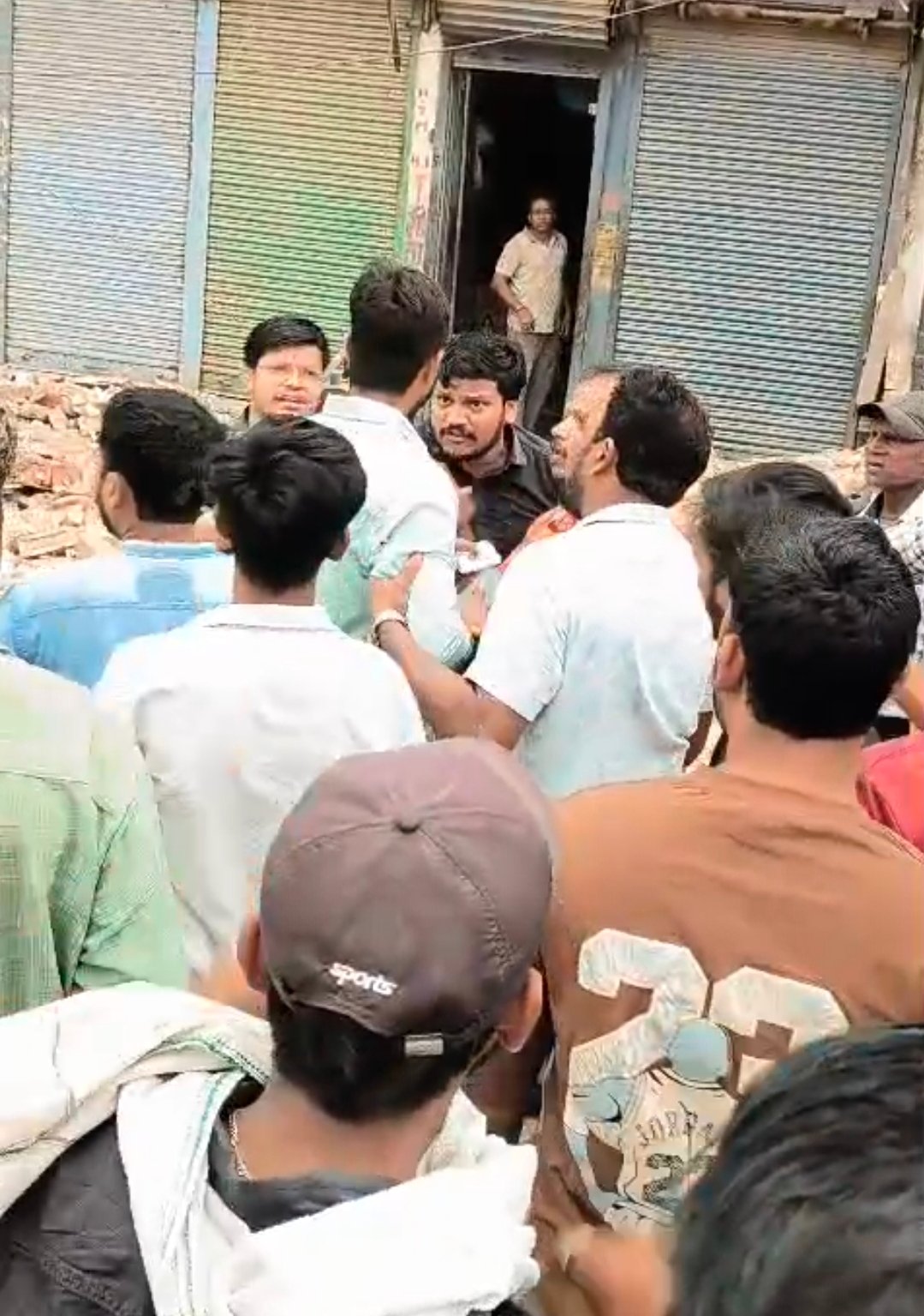 चंदौली में पत्रकार संग मारपीट करने वाले परंपरा स्वीट के मालिक सहित अन्य के खिलाफ मुकदमा दर्ज: अतिक्रमण की खबर कवरेज करने के दौरान दबंगों ने पत्रकार पर हमला किया था