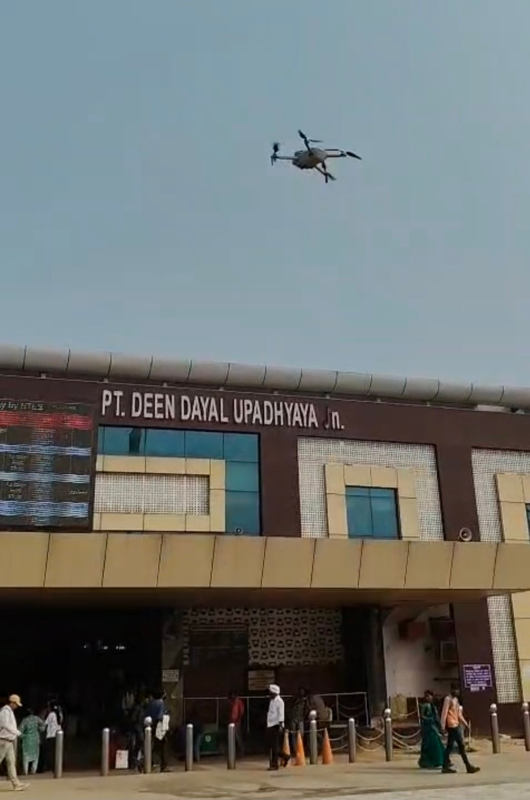 डीडीयू जंक्शन पर तीन हत्याओं के बाद मारे गए साइको किलर से हिली रेलवे सुरक्षा व्यवस्था: अब दावा कि- चौकसी के साथ DDU की ड्रोन से निगरानी, 24 घंटे में तीन लोगों की गोली मारकर हत्या करने वाले साइको किलर की मुठभेड़ में मौत के बाद हरकत में आई रेलवे पुलिस