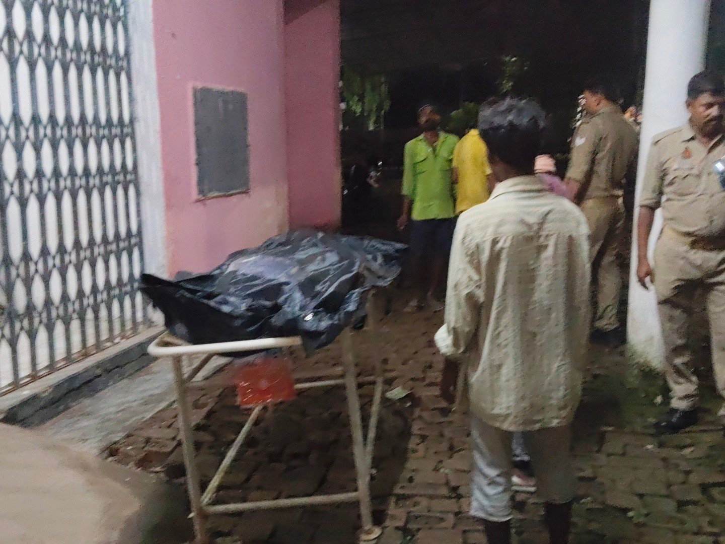Chandauli News: लोहरा गांव में विवाहिता की संदिग्ध परिस्थितियों में मौत: मायके वालों ने अंतिम संस्कार रोका, हत्या की आशंका जताई