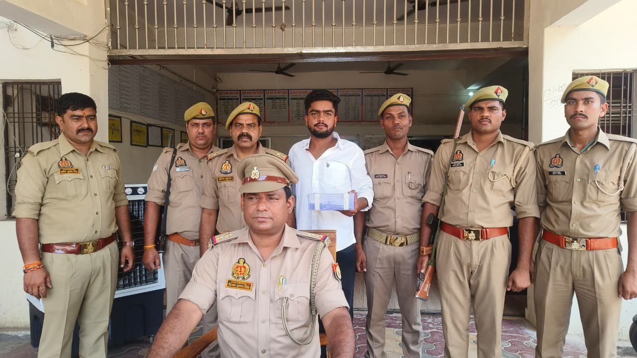 Chandauli News: मुग़लसराय कोतवाली पुलिस ने शातिर बदमाश को पकड़ा: 315 बोर तमंचा और कारतूस बरामद, यक्ष एप से पहचान