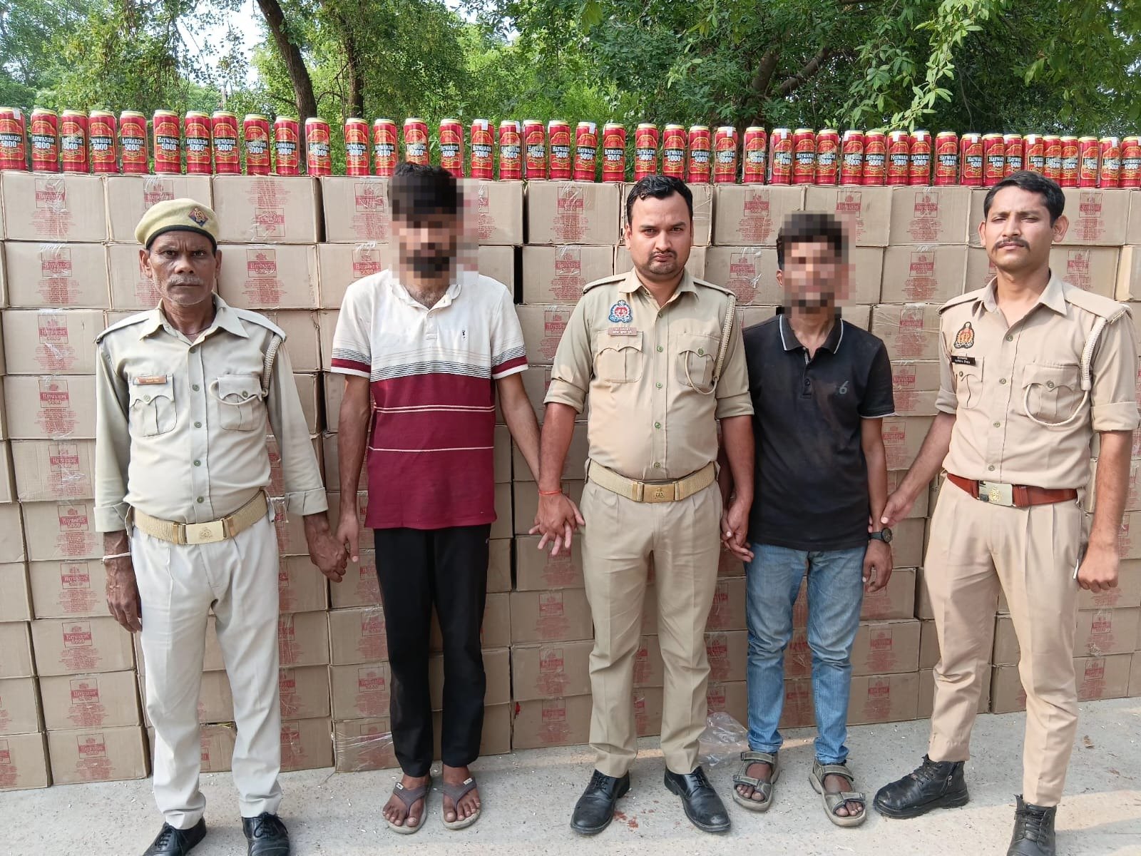 Chandauli News: 61 लाख की अवैध बियर के साथ 2 तस्कर गिरफ्तार, गुजरात ले जाई जा रही थी 1210 पेटियां