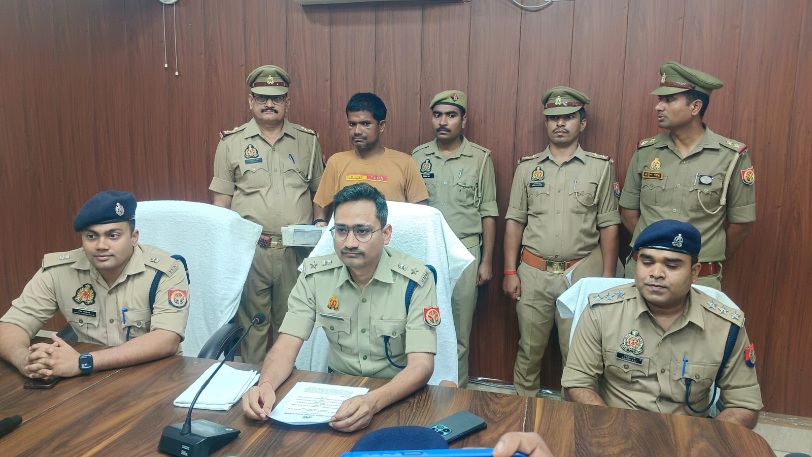 Chandauli Crime: प्रधानी की तैयारी, प्रेम प्रसंग और अपमान का बदला… 36 घंटे में सुलझा जोगियाकला हत्याकांड, चारपाई पर सो रहे युवक की कुल्हाड़ी से की थी हत्या चकिया पुलिस ने आरोपी को दबोचा