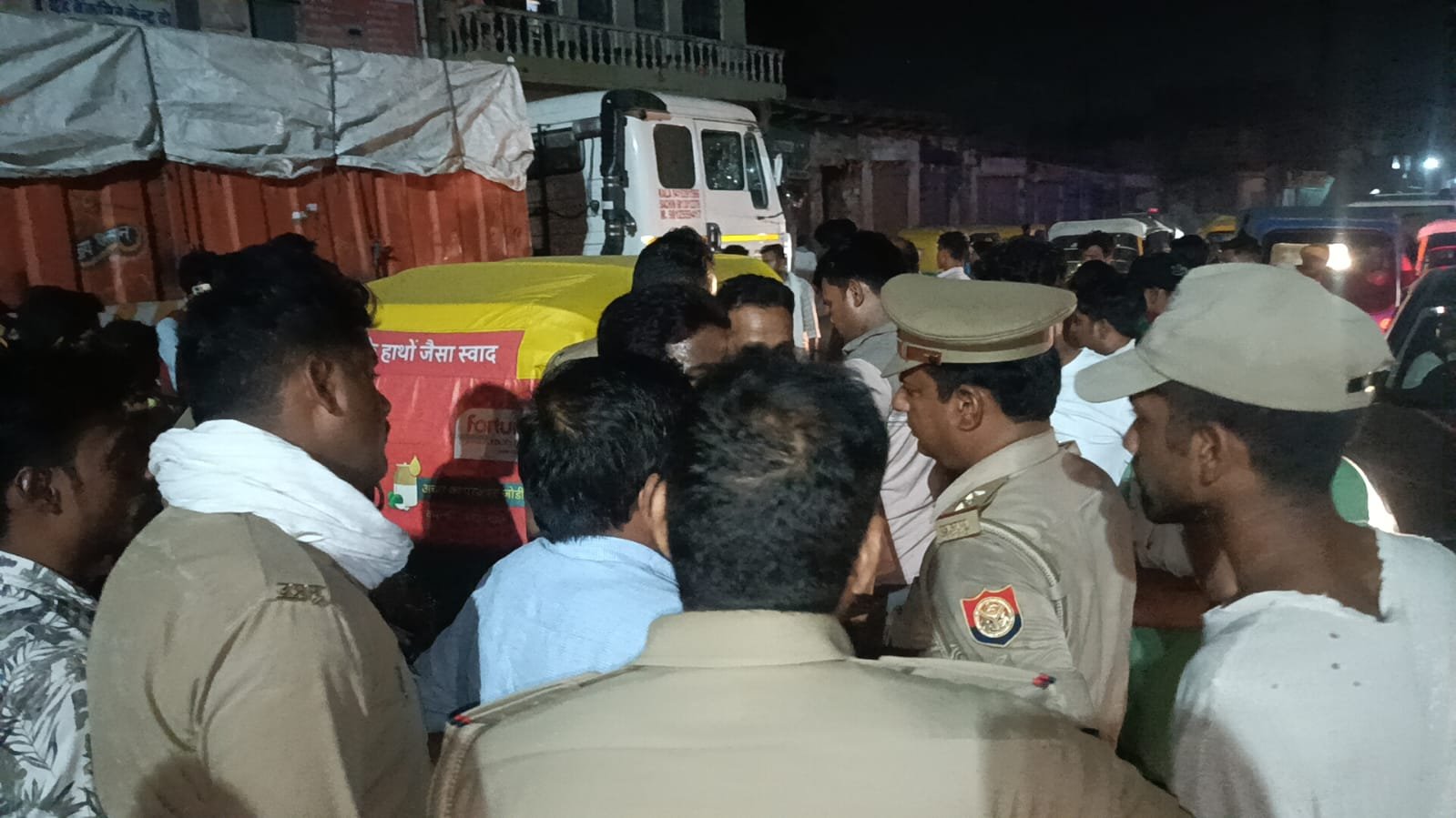 Chandauli News: दुल्हीपुर में दर्दनाक हादसा: तेज रफ्तार ट्रक ने बाइक सवार महिला को कुचला, पति के सामने तोड़ा दम