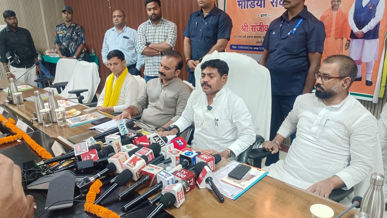 चंदौली पहुंचे प्रभारी मंत्री संजीव गौड़- कहा सरकार की योजनाएं हर जरूरतमंद तक पहुंचीं, किसानों-युवाओं का हित है सर्वोपरि जाने चंदौली आने की क्या थी खास वजह