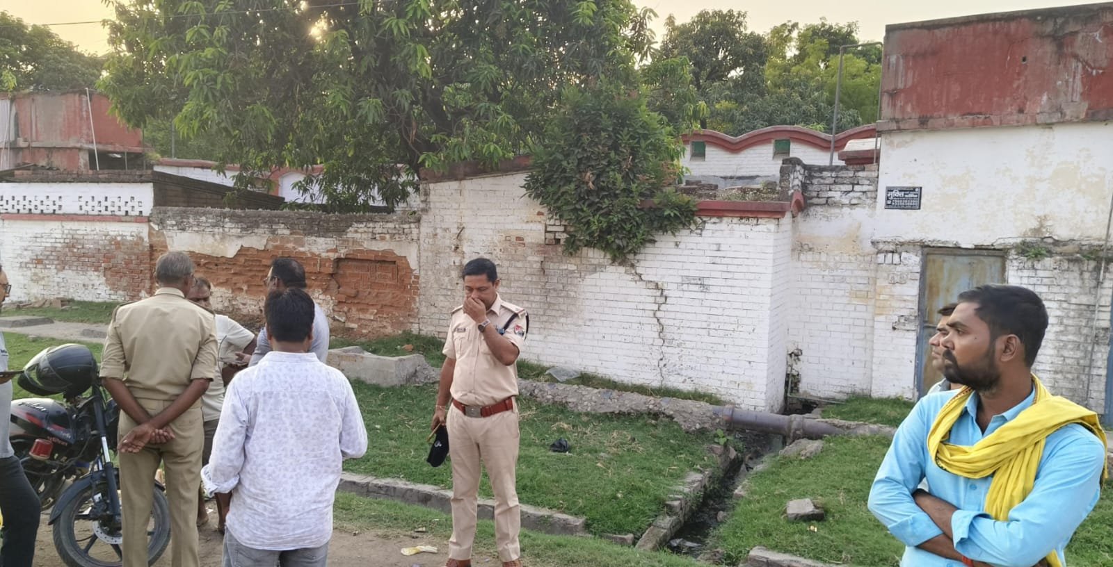 Chandauli News: मुग़लसराय में रेलवे क्वार्टर के पीछे नाले में मिला अज्ञात युवक का शव: शिनाख्त नहीं, पुलिस जांच में जुटी