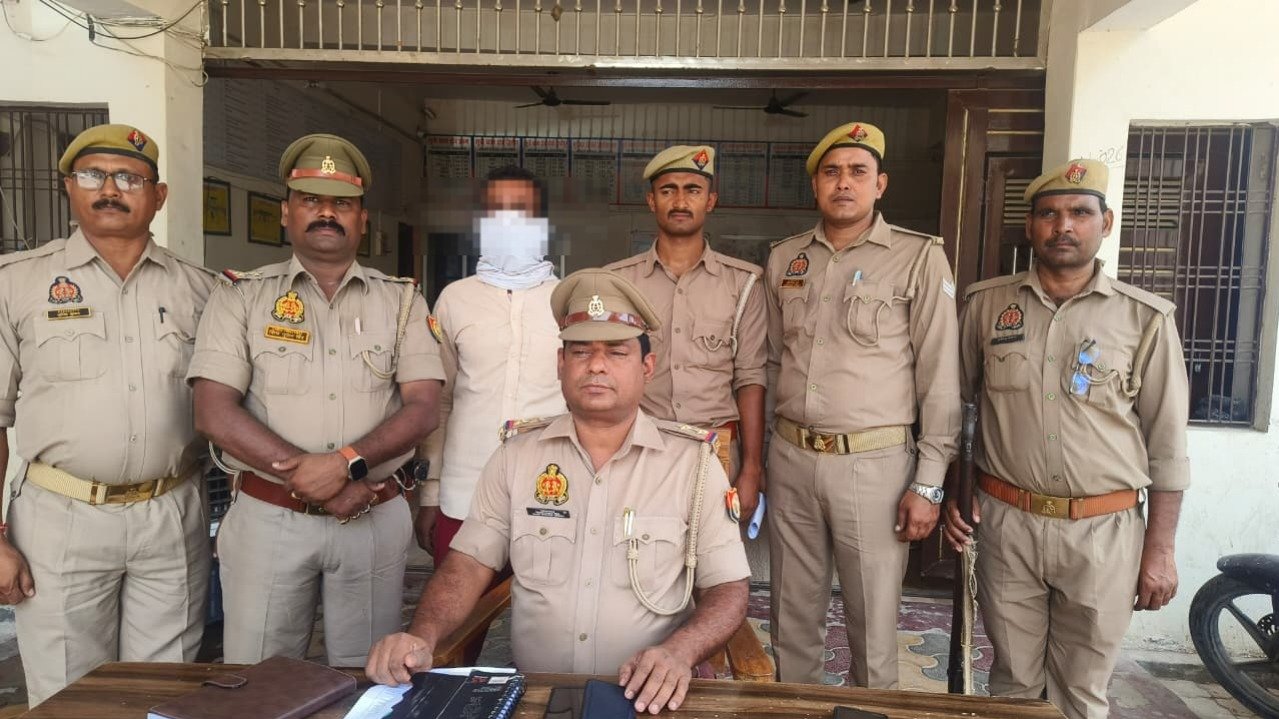 Chandauli News: 13 साल से पास्को एक्ट मामले में फरारा 50 हजार का इनामी गिरफ्तार: हिमाचल प्रदेश में बनाया था ठिकाना, किराए का कमरा लेकर फैक्ट्री में करता था नौकरी