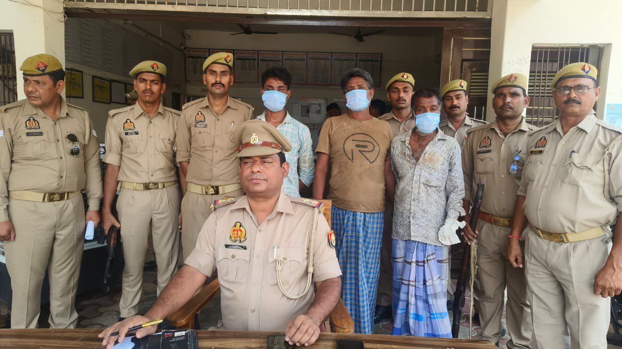 Chandauli News: चंदौली के सतपोखरी में मुगलसराय कोतवाली पुलिस की छापेमारी: प्रतिबंधित मांस के साथ तीन गिरफ्तार