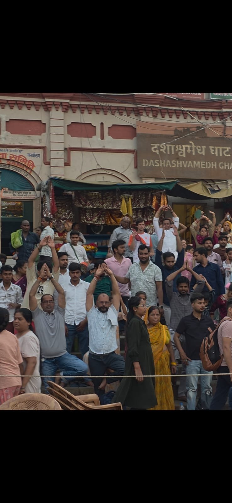 Varanasi News: अंतर्राष्ट्रीय योग दिवस: प्राचीन दशाश्वमेध घाट पर 5 हजार साधकों ने साधा तन, मन और आत्मा का संतुलन