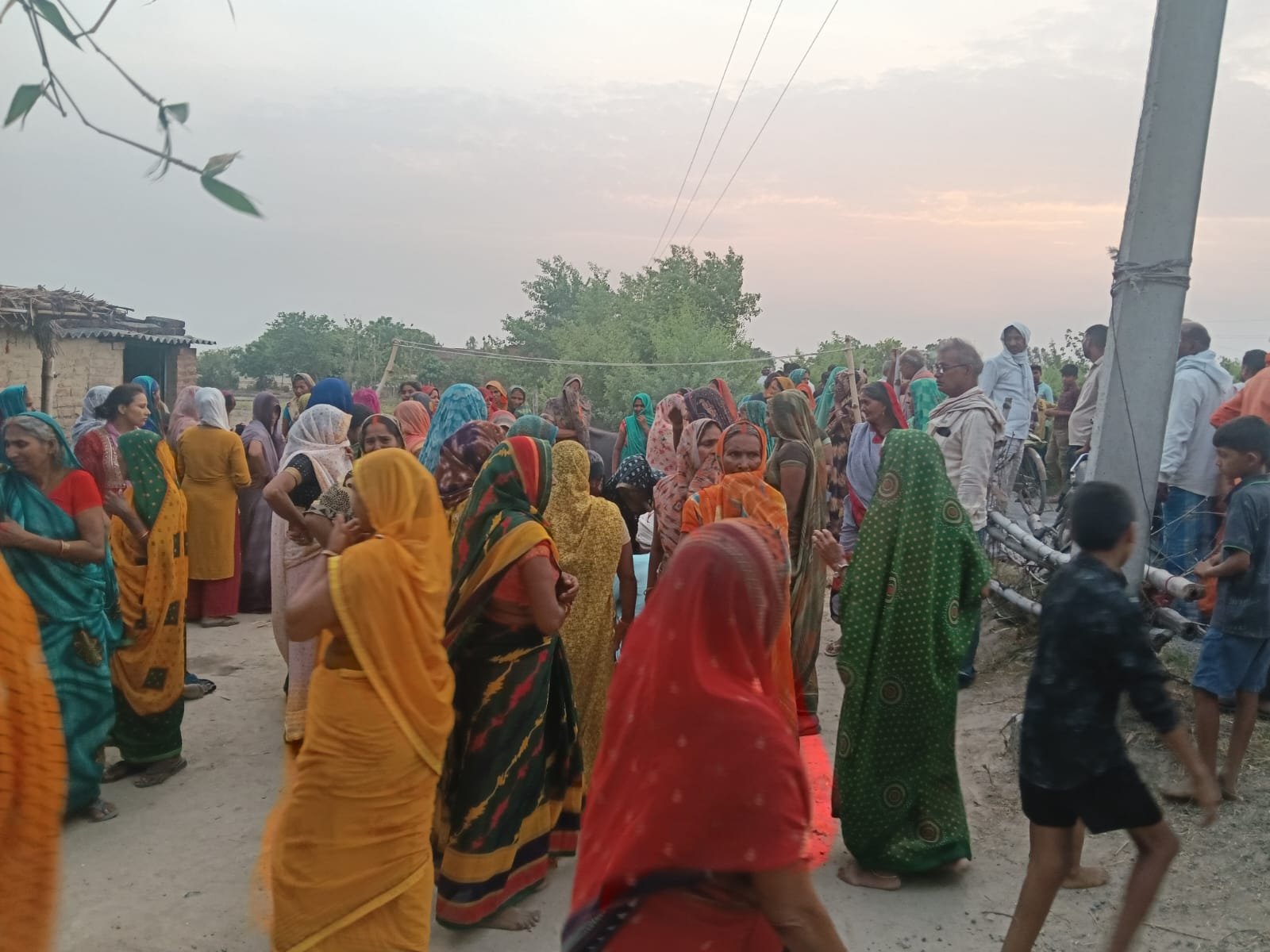 Chandauli News: चंदौली में नहर में नहाते समय भाई-बहन की डूबने से मौत, घर से 100 मीटर दूरी पर हुई घटना