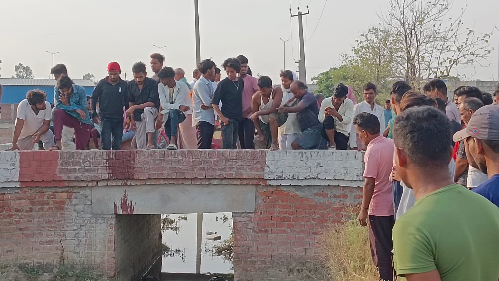 Chandauli Crime: चंदौली के महेवा में युवक की मिली लाश : गला रेतकर हत्या किया आशंका, मौके पर पहुंचे एएसपी 