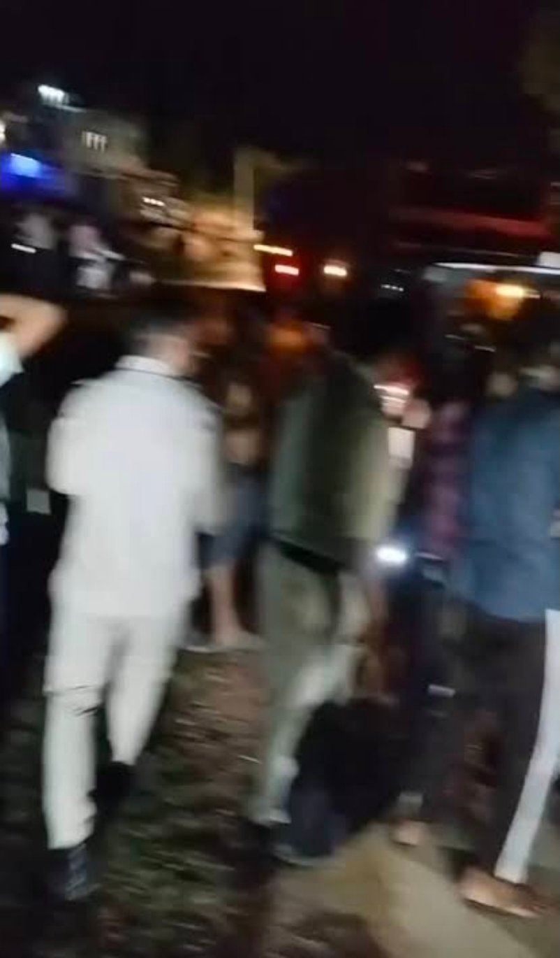 Chandauli News: जौनपुर से चंदौली बारात में आए वृद्ध की अज्ञात वाहन की चपेट में आने से हुईं दर्दनाक मौत: तिरगांवा बैरियर खुलने से आए दिन हादसे के शिकार हो रहे राहगीर