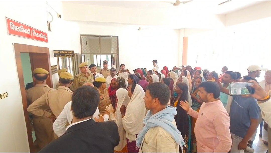 डीएम साहब, हमारे गांव में शराब की दुकान मत खुलवाइए, हम बर्बाद हो जाएंगे” जंगल क्षेत्र की सैकड़ों महिलाओं का फूटा दर्द कलेक्ट्रेट पहुंचकर किया प्रदर्शन. जाने क्या है पूरा मामला