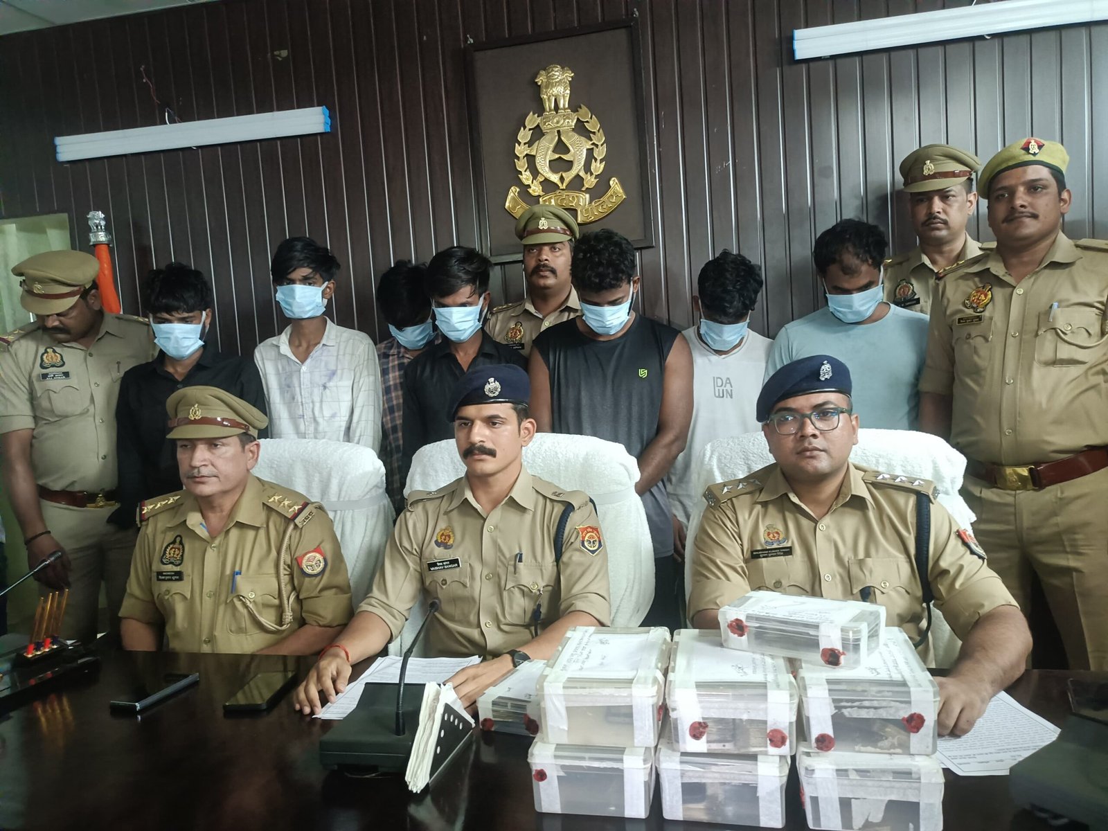 वाराणसी के सर्राफा व्यापारी से पांच लाख की लूट का खुलासा, चंदौली के छह आरोपी समेत आठ गिरफ्तार पुलिस मुठभेड़ में मुख्य आरोपी के पैर में लगी गोली, लूट की पूरी रकम, कार, बाइक और पिस्टल बरामद