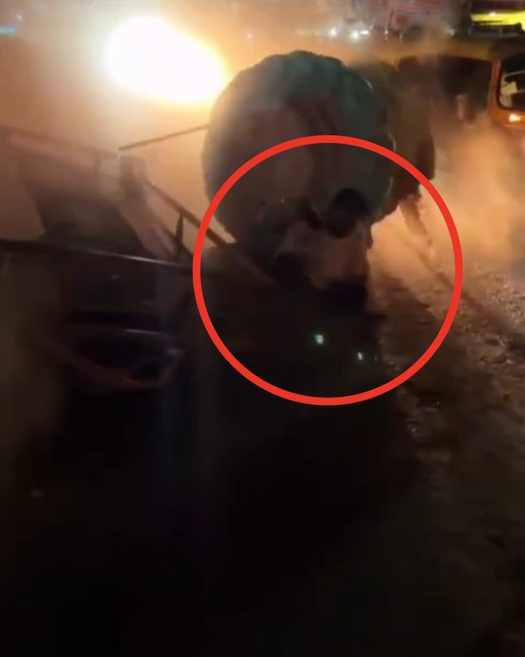 Chandauli News: चंदौली में मंदिर ध्वस्तीकरण के दौरान बड़ा हादसा: गुंबद गिरने से पीडब्ल्यूडी कर्मचारी की मौत, एक घायल