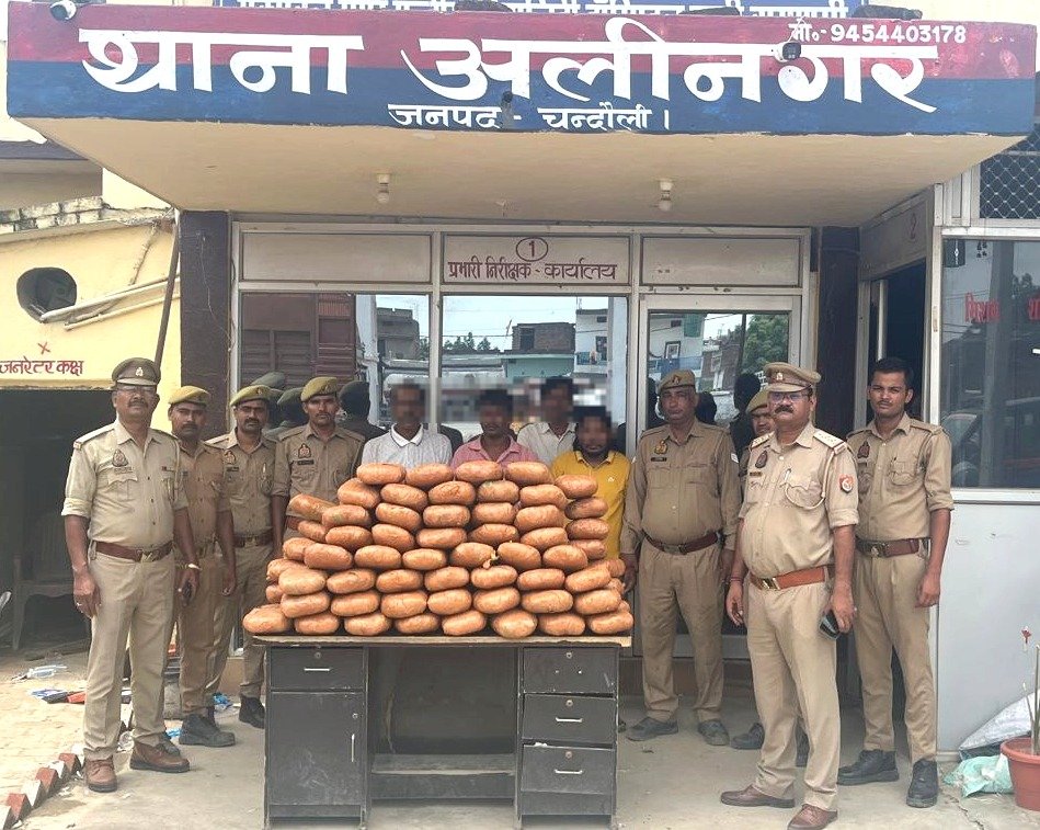 अलीनगर पुलिस ने चार अंतरराज्यीय गांजा तस्करों को किया गिरफ्तार: 90 किलो गांजा बरामद, ओड़ीशा से वाराणसी ले जा रहे थे गांजा की खेप