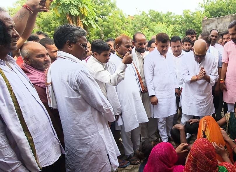Chandauli News: बलदेव यादव के परिजनों से मिले कांग्रेस प्रदेश अध्यक्ष अजय राय: एक करोड़ मुआवजा और सरकारी नौकरी की मांग