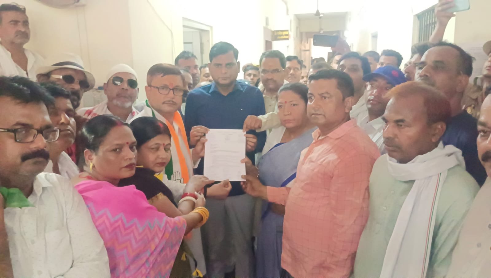 Chandauli News: शहर कांग्रेस कमेटी ने लोक निर्माण विभाग को सौंपा चार सूत्रीय ज्ञापन, काली मंदिर हादसे के मृतक परिवार को 1 करोड़ मुआवजे की मांग