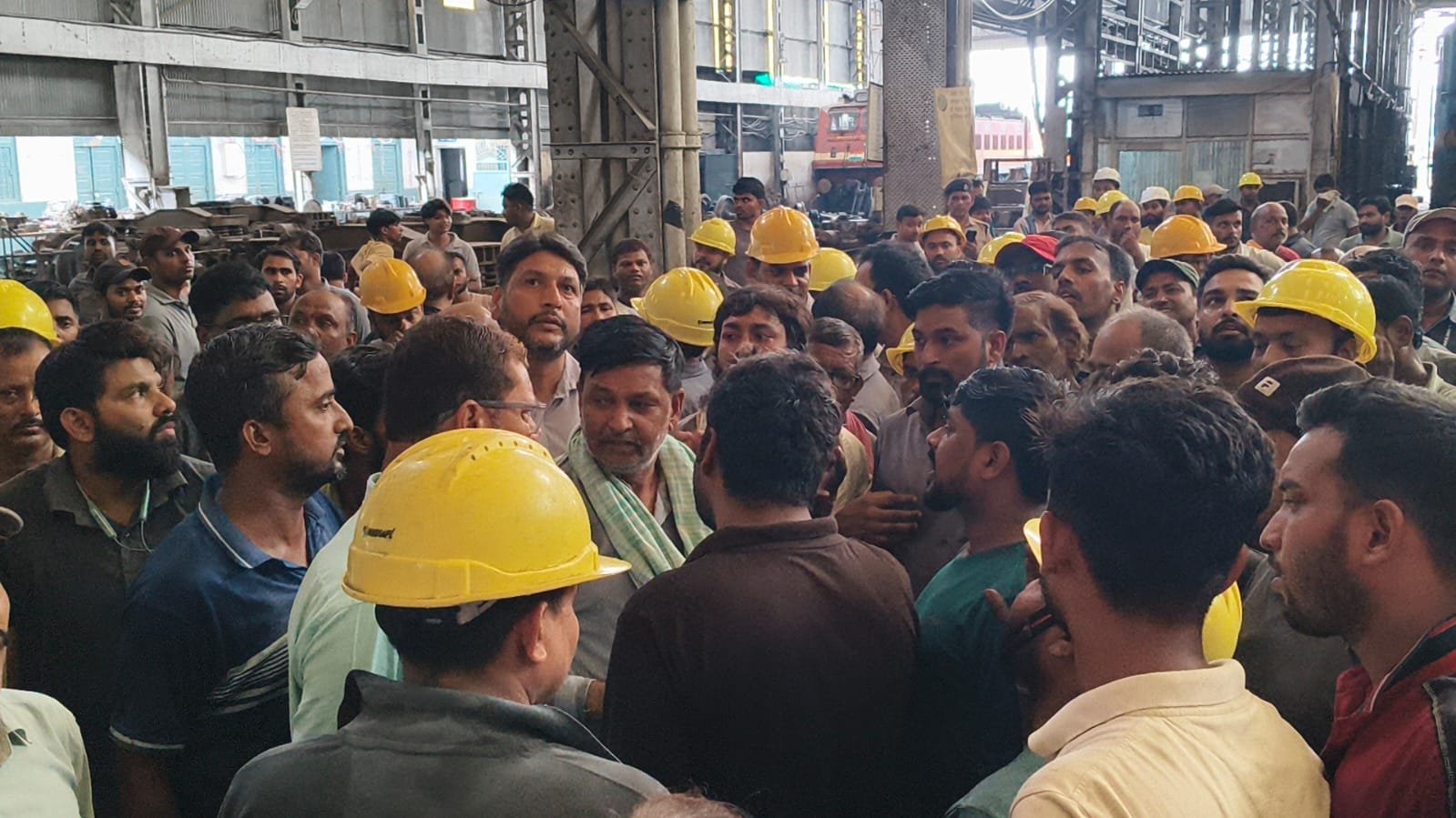 Chandauli News: डीडीयू रेल मंडल के लोको शेड टीआरएस में क्रेन की चपेट में आने से रेलकर्मी गंभीर घायल, कर्मचारियों का हंगामा, मौके पर पहुंचे रेल के अधिकारी
