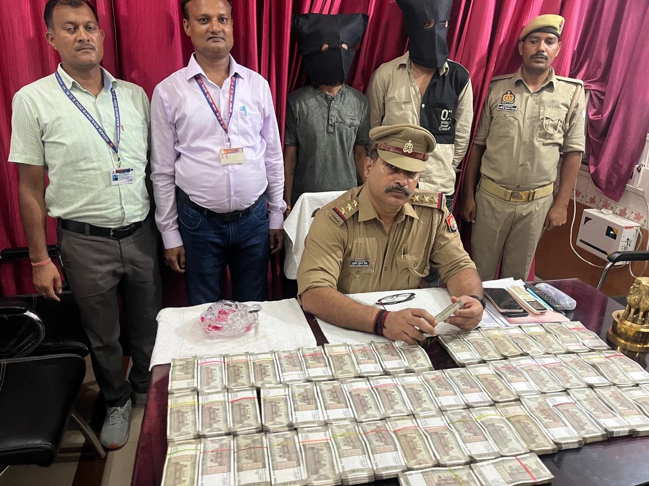 Chandauli News : डीडीयू जीआरपी व आरपीएफ की संयुक्त कार्रवाई, मुंबई-हावड़ा मेल से 28 लाख रुपये के साथ दो युवक पकड़े गए