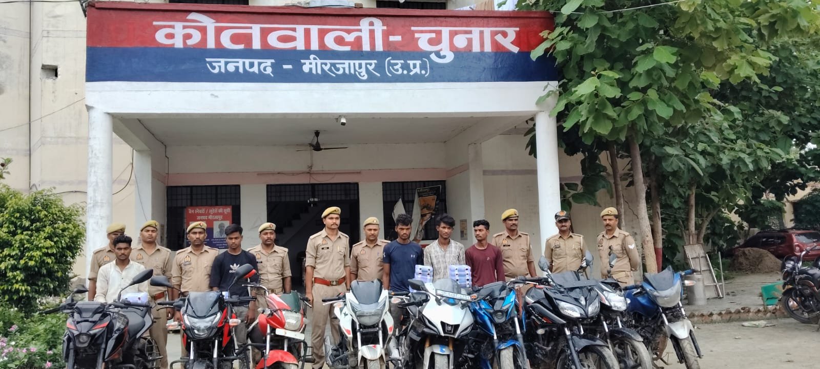 मिर्जापुर पुलिस का बड़ा खुलासा: शातिर वाहन चोर गैंग का पर्दाफाश, चंदौली का वाहन चोर सहित 5 गिरफ्तार; 9 चोरी की बाइक, 11 मोबाइल और तमंचा बरामद