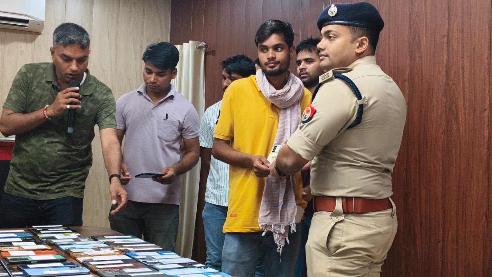 Chandauli News: CEIR पोर्टल से चंदौली पुलिस की बड़ी सफलता: 111 खोए मोबाइल बरामद कर मालिकों को लौटाए, 35.20 लाख रुपये के मोबाइल मिले वापस, चेहरों पर लौटी मुस्कान
