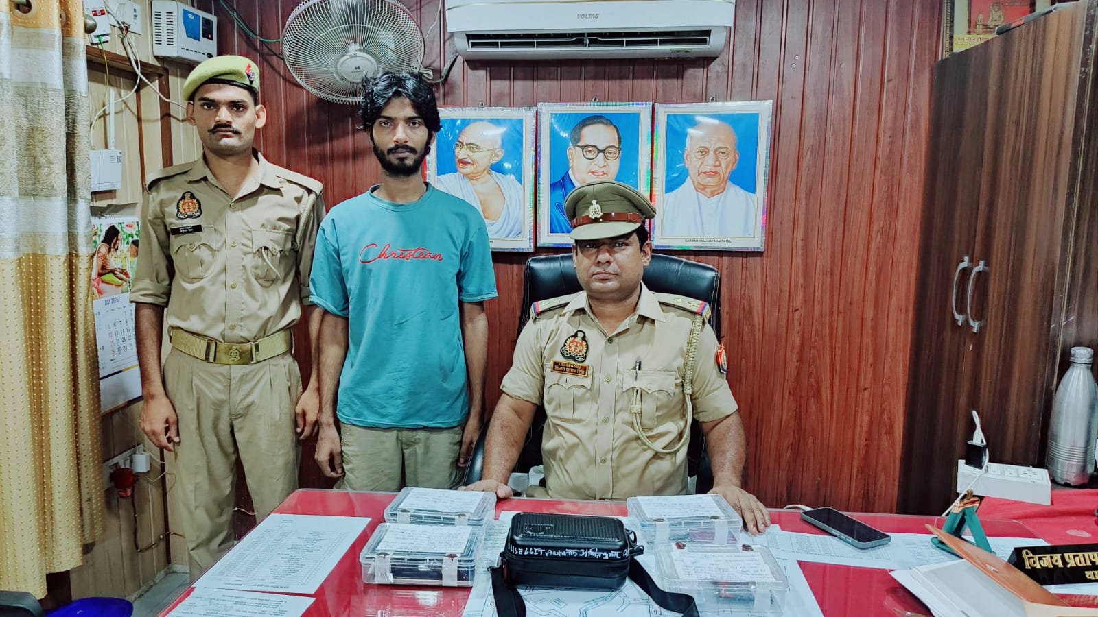 चंदौली साइबर सेल और मुग़लसराय कोतवाली पुलिस की बड़ी कार्रवाई: अंतरराज्यीय साइबर ठगी गिरोह का सदस्य गिरफ्तार, 21 डेबिट कार्ड समेत डिजिटल साक्ष्य बरामद