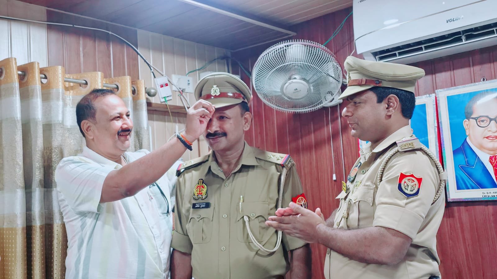Chandauli News: 1995 बैच के हेड कांस्टेबल अनिल कुमार बने दारोगा, मुगलसराय कोतवाली में थानाध्यक्ष व साथियों ने बैज लगाकर दी बधाई