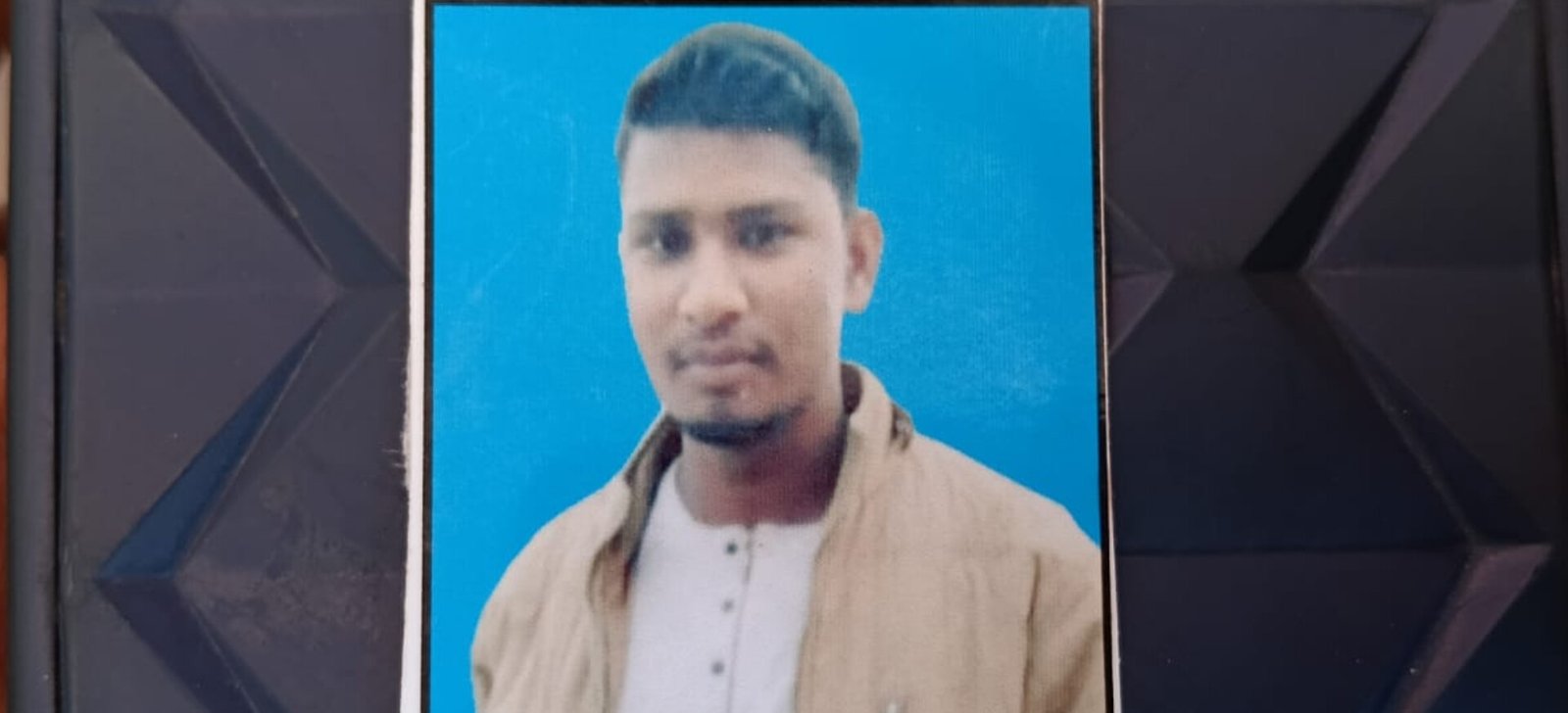 Chandauli News: चंदौली में रेल ट्रैक पर दर्दनाक हादसा: एक किलोमीटर के दायरे में दो युवकों की ट्रेन से कटकर मौत, एक की हुईं पहचान, दूसरे की शिनाख्त का प्रयास जारी