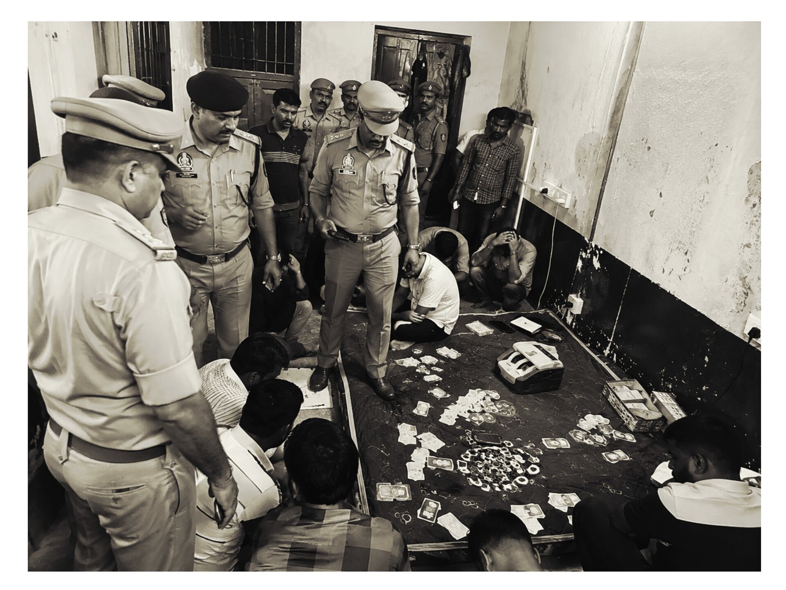 Varanasi News: वाराणसी में जुए के अड्डे पर पुलिस की बड़ी कार्रवाई, मची भगदड़; 3 हिरासत में, कई वाहन बरामद, बड़ा सवाल सिगरा,जैतपुरा, रोहनियाँ और नरोत्तमपुर के कथित जुए के अड्डे पर कब होगी कार्रवाई?
