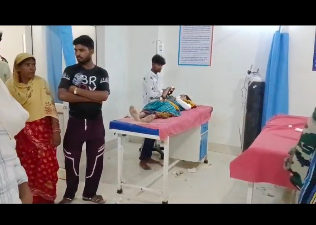 Chandauli News: सदर कोतवाली के बिसौरी गांव में प्रेमी के साथ प्रेमिका के रहने को लेकर हुआ विवाद, युवती के घर वाले पहुंचे युवक के घर, दोनों ओर से चला लाठी-डंडा, पढ़े पूरी खबर….