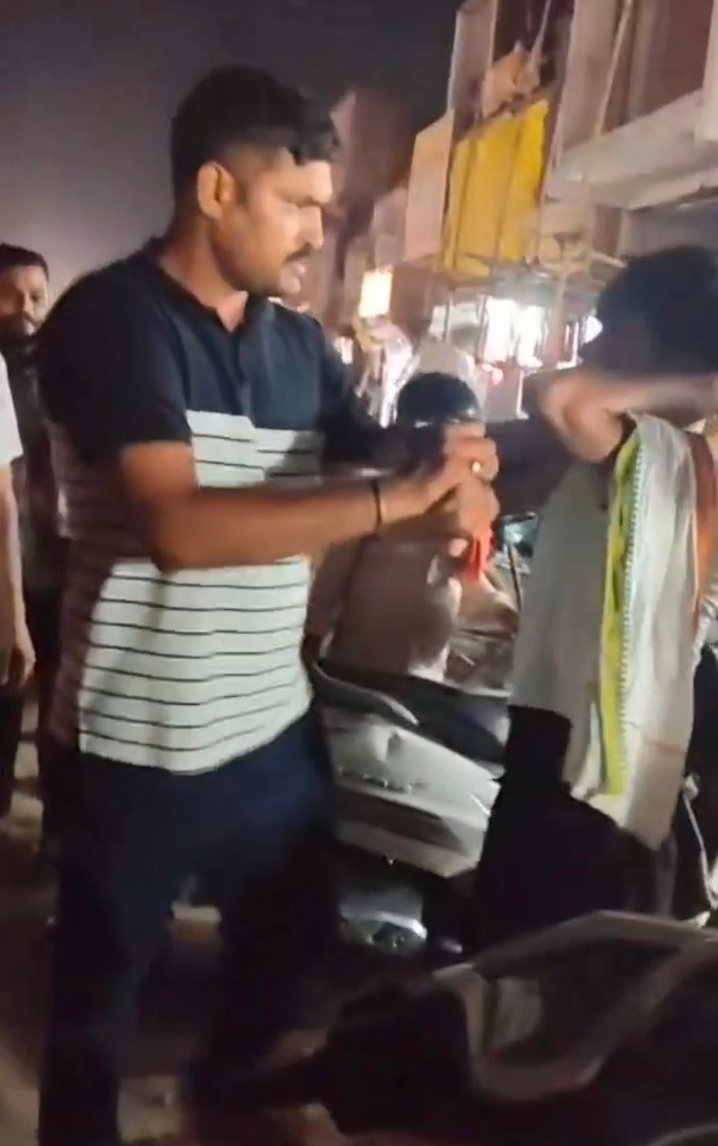 Chandauli News: ऑटो चालक को सरेराह पीट रहा आरपीएफ का जवान! आप भी जाने सोशल मीडिया पर वायरल हो रहे वीडियो की असली सच्चाई, P-7 न्यूज पर पढ़े पूरी खबर