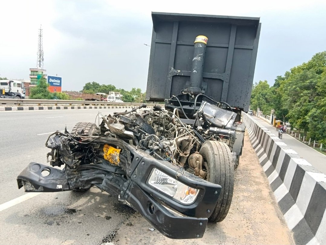Chandauli News: चंदौली में फिर दर्दनाक हादसा: खड़ी ट्रेलर से भिड़ा हाईवा, चालक की मौके पर मौत, दो दिन पहले भी हुआ था हादसा