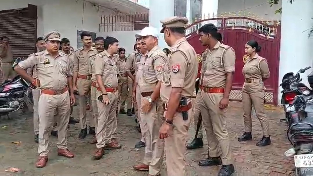 Chandauli News: विधानसभा चुनाव की आहट के बीच सैयदराजा में हाई-वोल्टेज ड्रामा, पूर्व विधायक मनोज सिंह ‘डब्लू’ के आवास पर पुलिस का पहरा