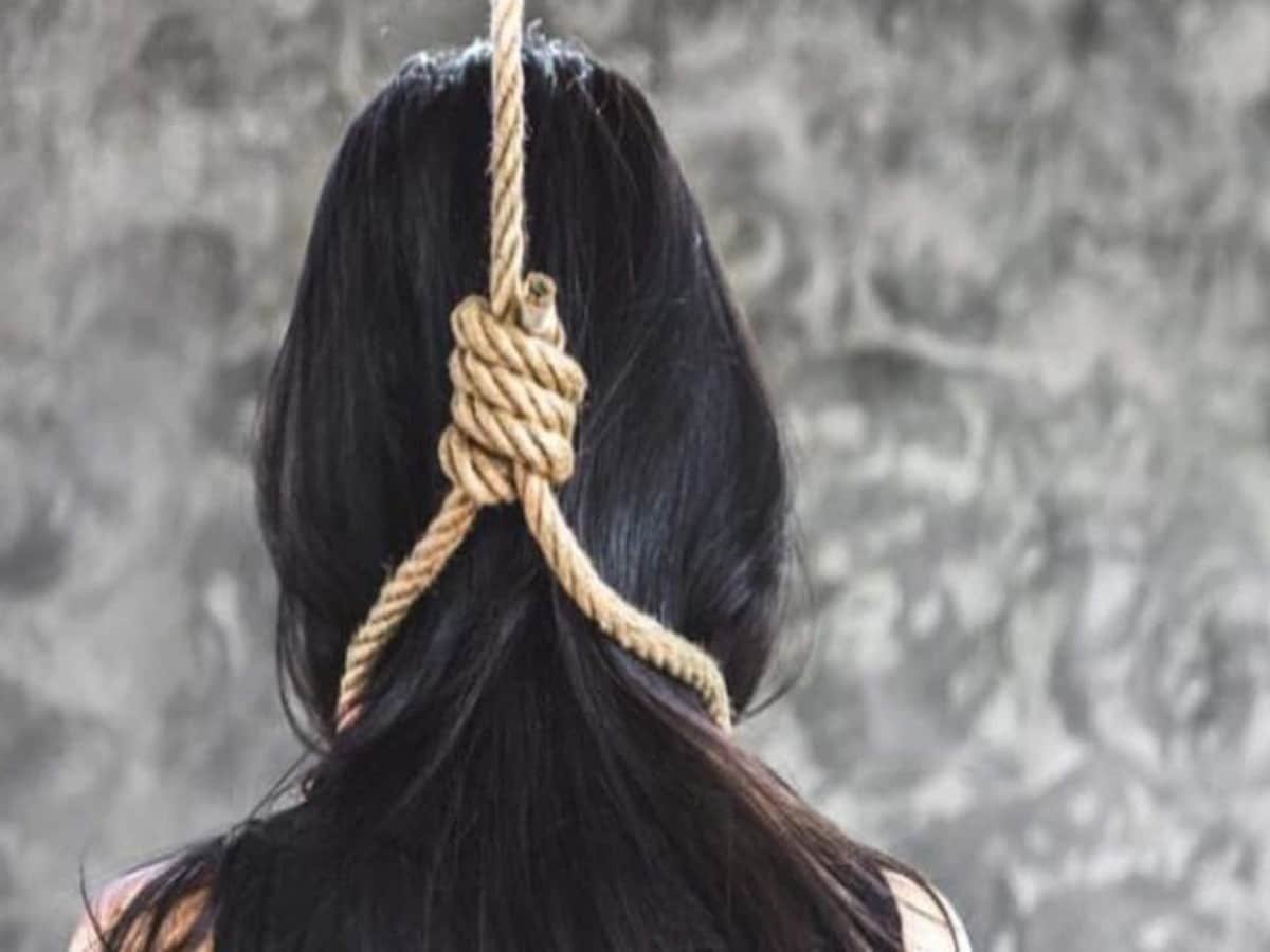 Chandauli News: चंदौली में प्रेमी से बात करने से रोका तो छात्रा ने उठाया खौफनाक कदम: फांसी लगाकर दी जान