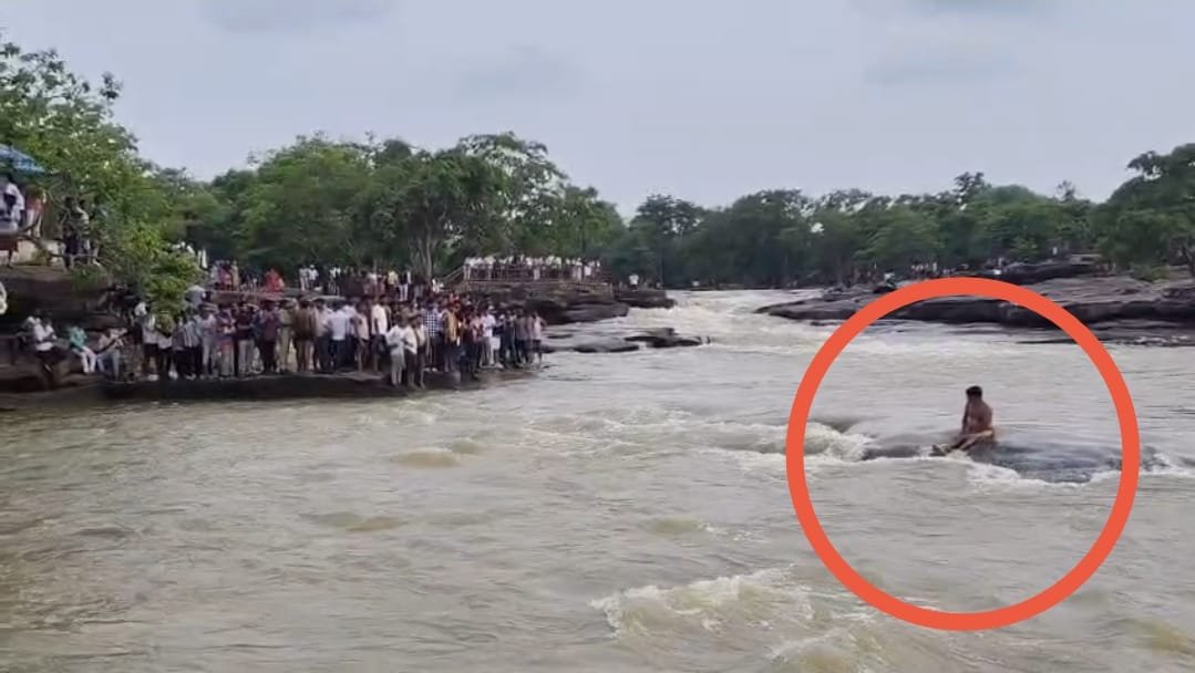 नौगढ़ के राजदरी जलप्रपात में बड़ा हादसा टला, तेज बहाव में बह रहे अधेड़ को पुलिस और ग्रामीणों ने बचाया, हंडिया दें राजदरी जलप्रपात घूमने आया था अधेड़
