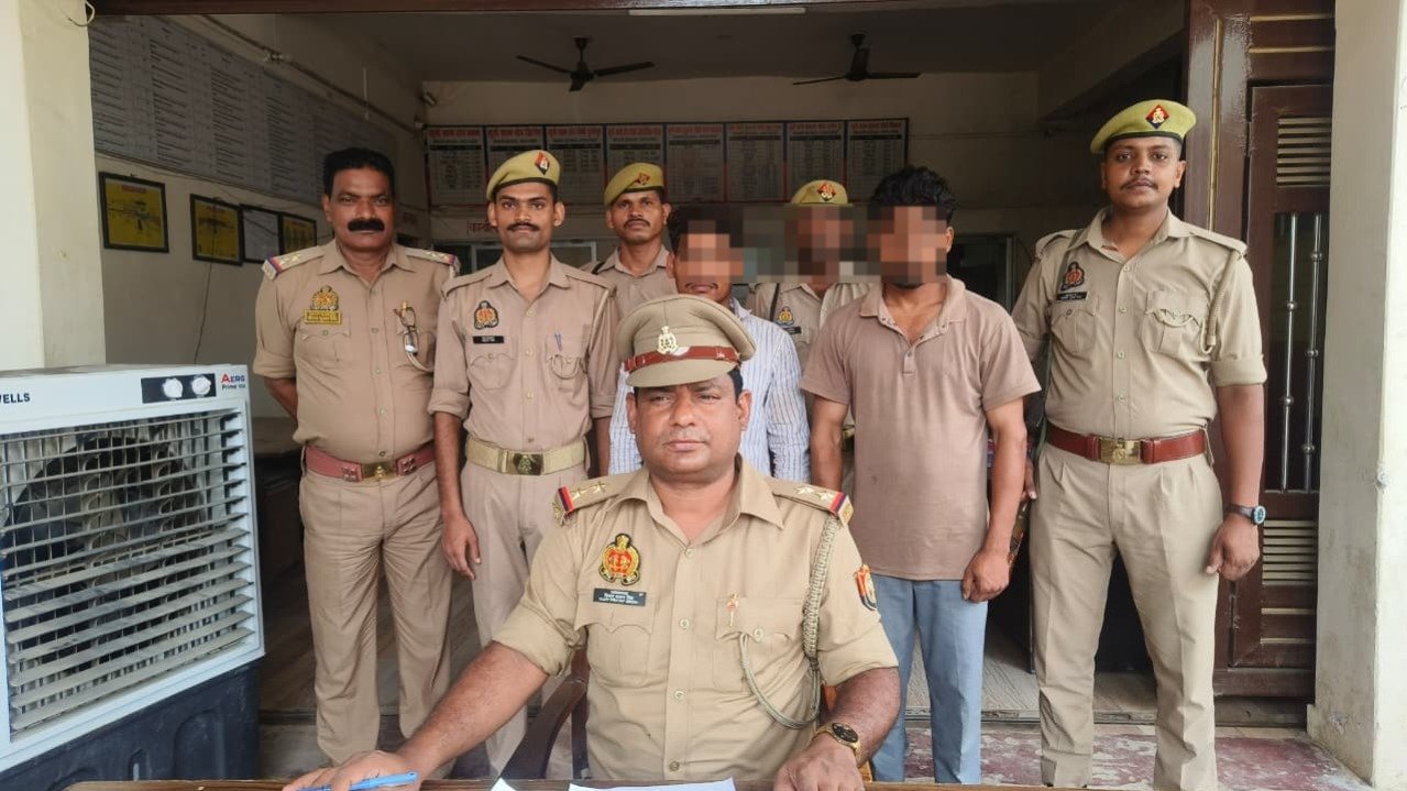 Chandauli News: दुलहीपुर में पुलिस टीम पर हमला: चौकी इंचार्ज से मारपीट करने वाले दो आरोपी गिरफ्तार, सरकारी कार्य में बाधा डालना पड़ा भारी