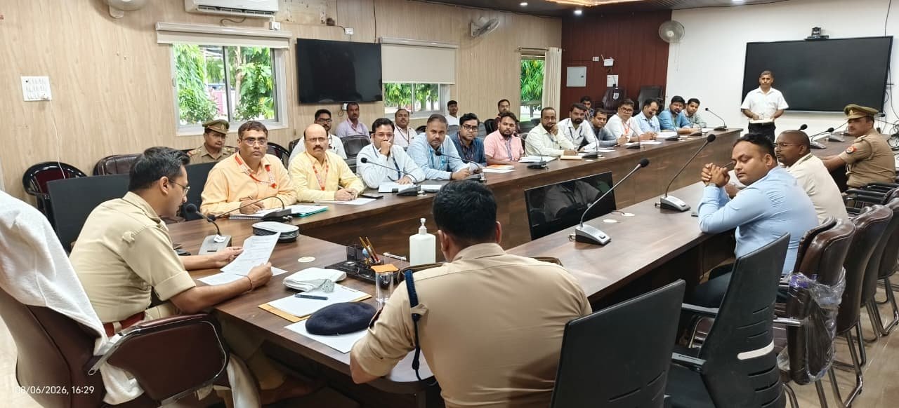 चंदौली में साइबर अपराध पर सख्ती: SP आकाश पटेल ने बैंक अधिकारियों संग की बैठक, संदिग्ध खातों पर निगरानी के दिए निर्देश