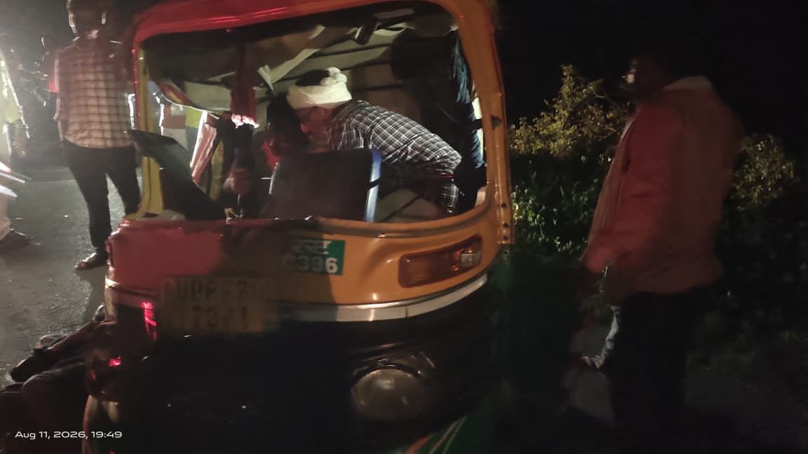 Chandauli News: मुगलसराय-चकिया मार्ग पर भीषण हादसा, ऑटो में टेलर ने मारी जोरदार टक्कर; एक की मौत, ग्राम प्रधान समेत चार गंभीर