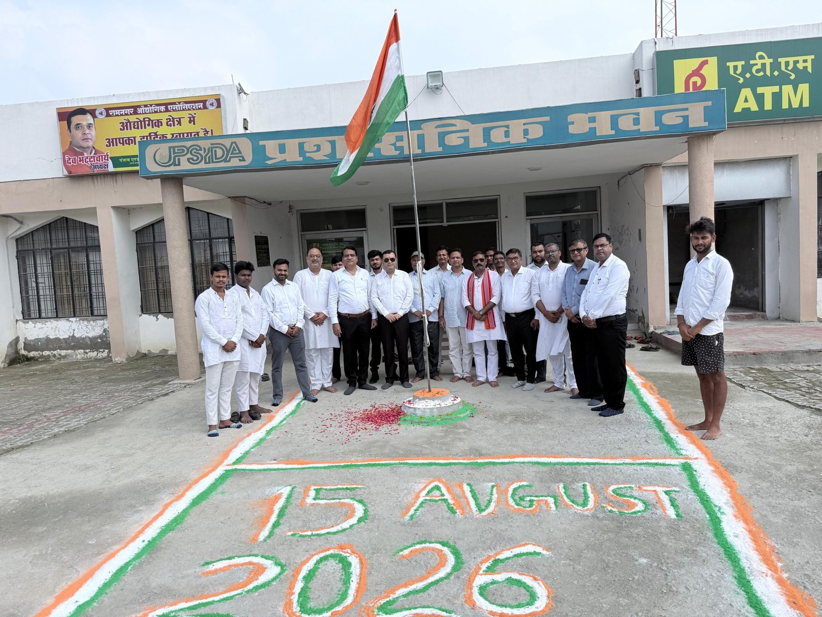 Chandauli News: रामनगर औद्योगिक क्षेत्र में शान से लहराया तिरंगा, उद्यमियों ने लिया स्वच्छता और पर्यावरण संरक्षण का संकल्प