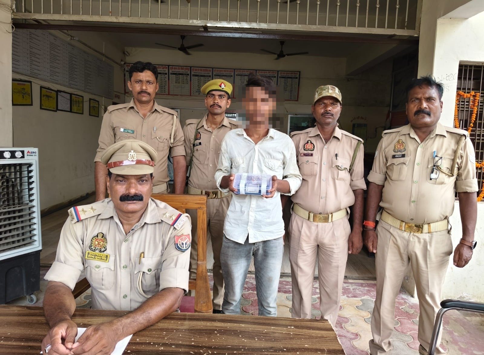 Chandauli News: मुगलसराय में ऑटो में सवारी बैठाकर लूट करने वाला शातिर आरोपी गिरफ्तार, मोबाइल और नगदी बरामद