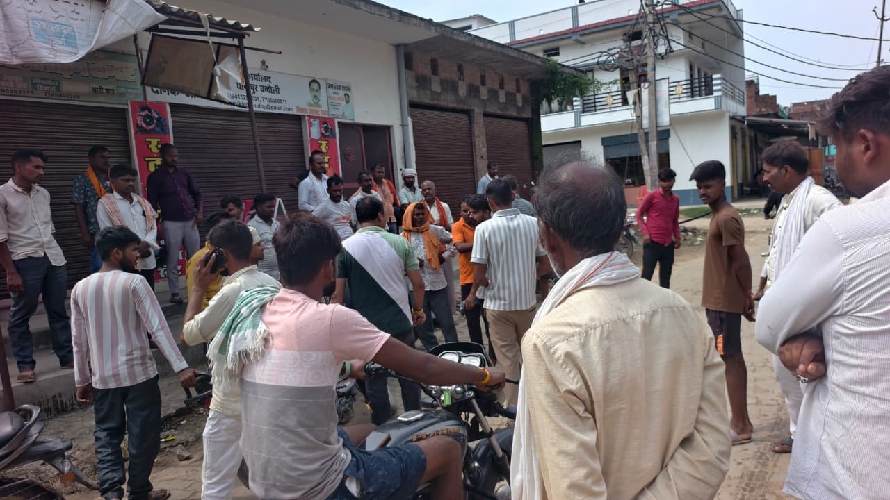 Chandauli News: बच्चेदानी के ऑपरेशन के बाद महिला की मौत, इलाज में लापरवाही का आरोप लगाकर शव लेकर थाने पहुंचे परिजन