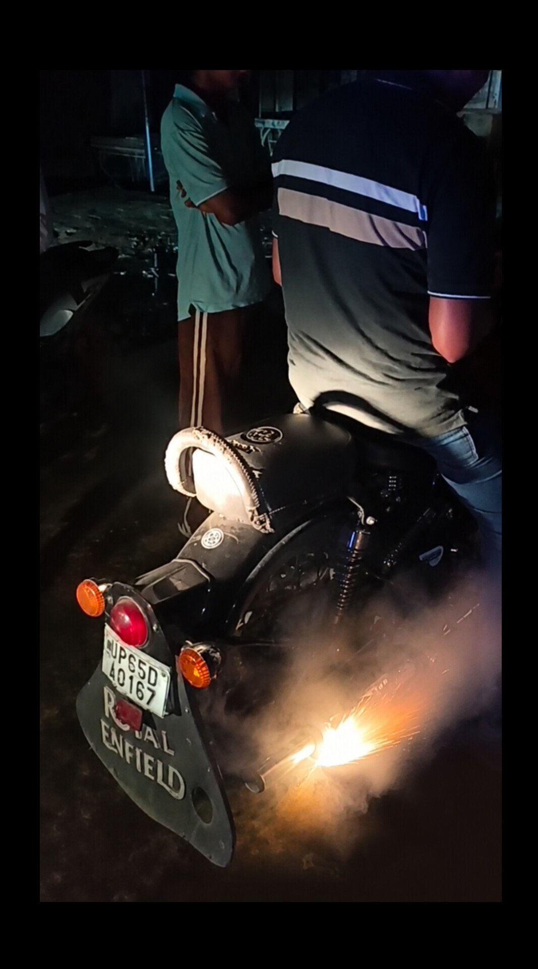 Chandauli News: पड़ाव में ‘आग उगलती बुलेट’ पर मुग़लसराय कोतवाली पुलिस का शिकंजा, रात 1 बजे सड़कों पर गूंज रही थी गोली की आवाज, 15 हजार का ठोका चालान