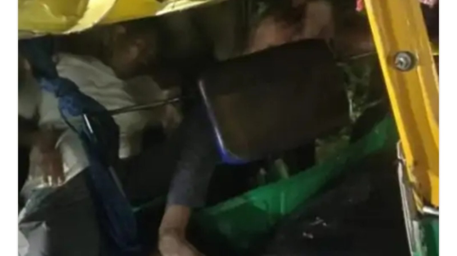 Chandauli News: चंदौली में आधी रात भीषण सड़क हादसा: जानवर से टकराकर बेकाबू हुई कार ने खड़े टेंपो को मारी टक्कर, दो की मौत; तीसरा गंभीर