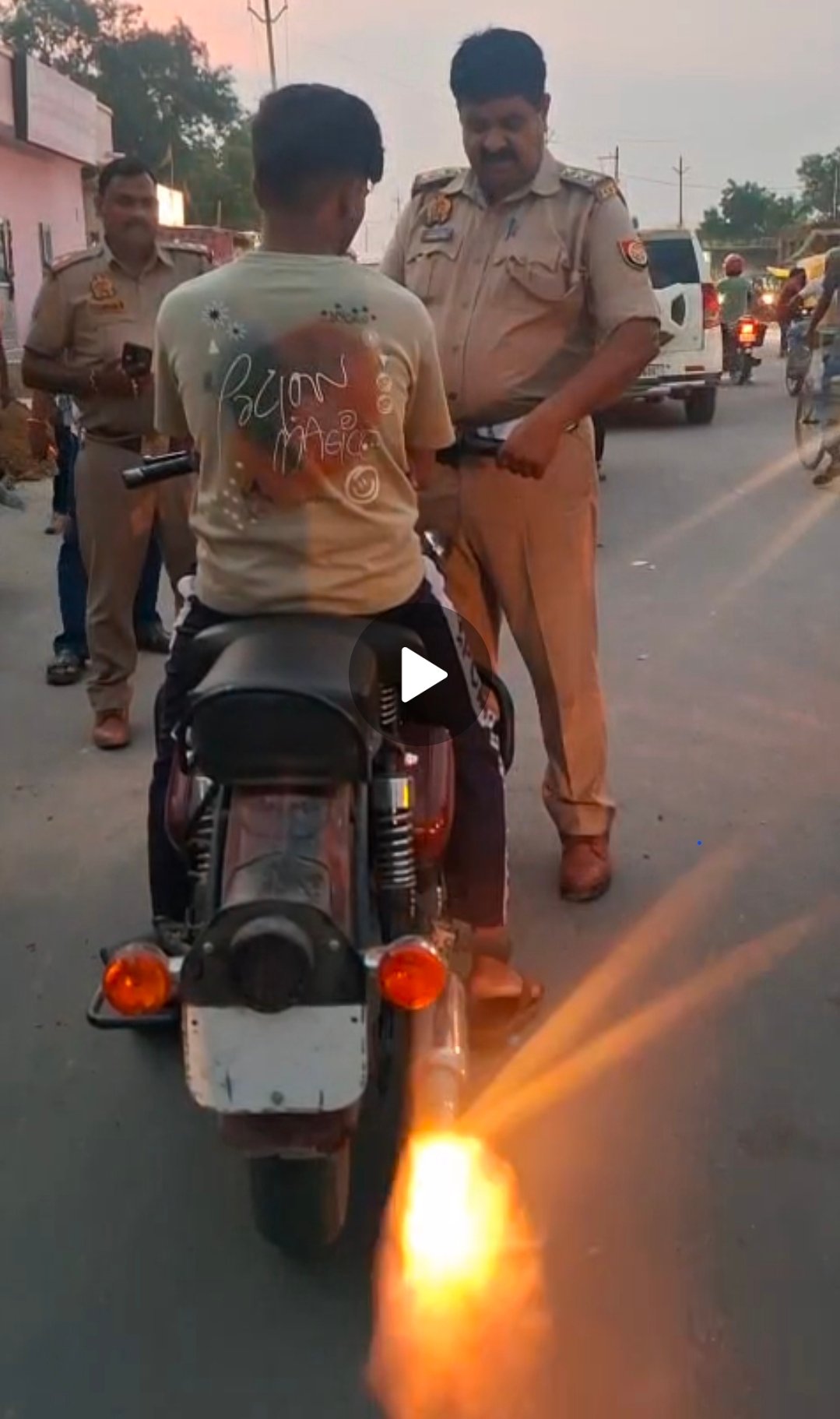 Chandauli News: मुग़लसराय की सड़क पर दौड़ रही थी ‘पटाखा बुलेट’! तेज धमाके और आग देख सहमे लोग, पुलिस ने की कार्रवाई