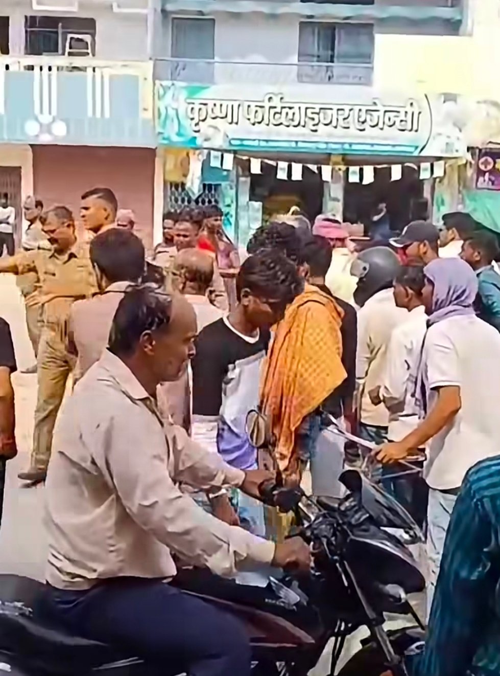 Chandauli News: सकलडीहा में कस्बे पर हादसा, अनियंत्रित ट्रैक्टर की टक्कर से पैदल जा रहे अधेड़ व्यक्ति की मौत, हादसे के बाद पुलिस जांच में जुटी