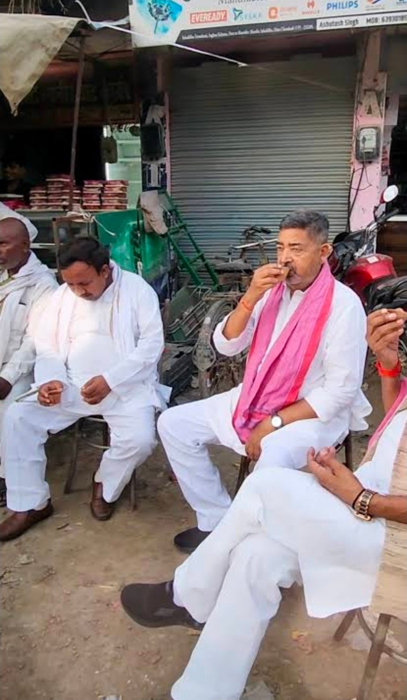Chandauli News: चंदौली में सपा सांसद की कार्यशैली पर घमासान! सेक्टर प्रभारी राजा खान ने जताई नाराजगी, उठाए गंभीर सवाल, बोले—पार्टी कार्यालय कुछ ही दूरी पर, फिर भी कार्यकर्ताओं से मिलने नहीं पहुंचते सांसद