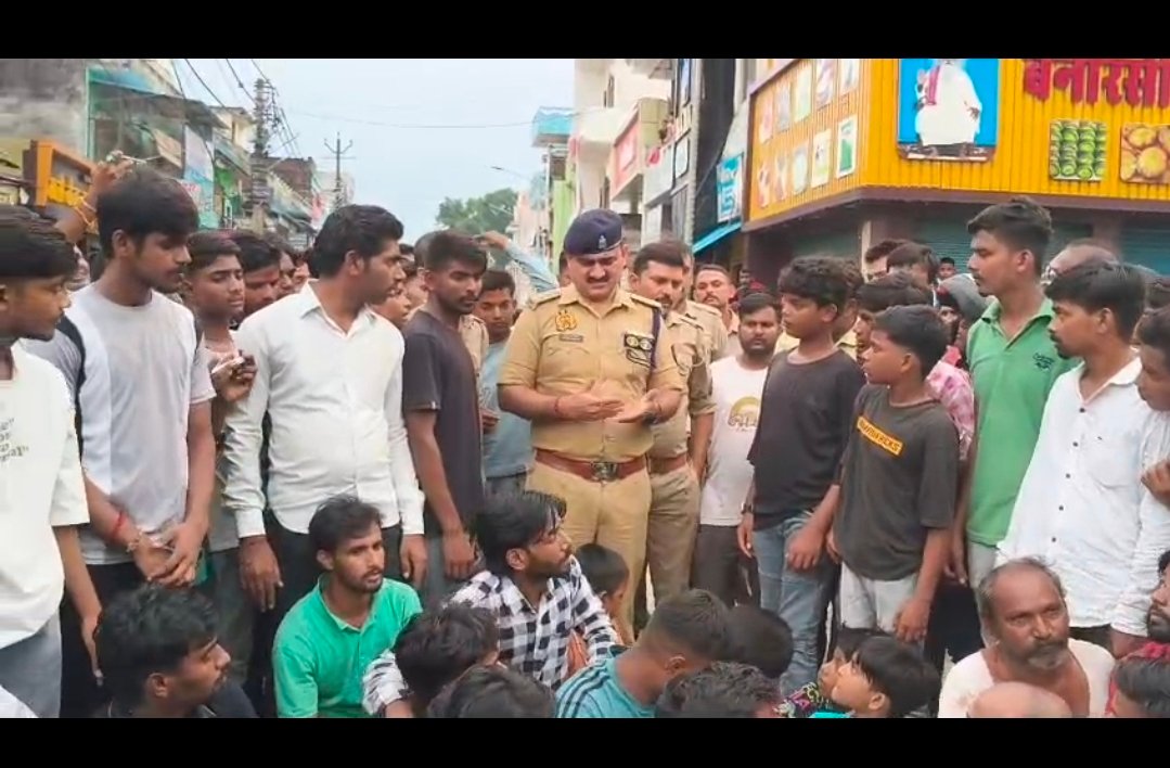 Chandauli Crime: मासूम से हैवानियत पर चकिया में उबाल, व्यापारियों ने बाजार में निकाला विरोध मार्च