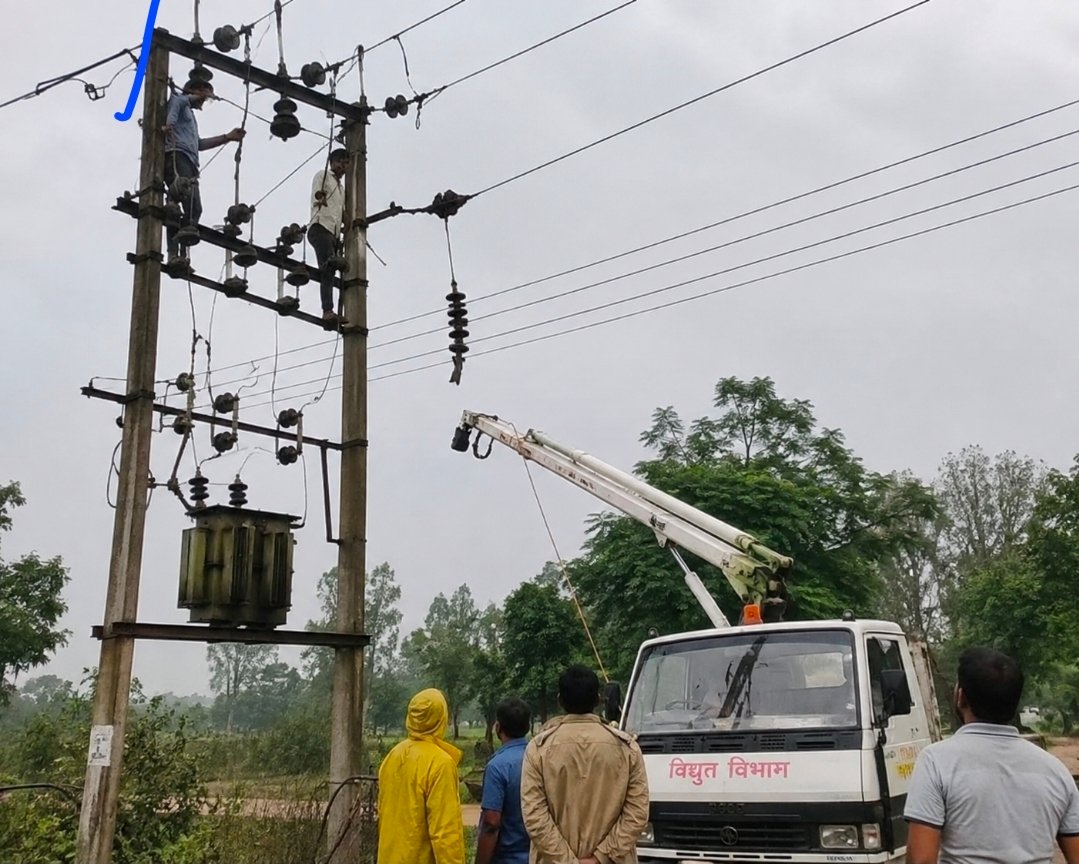 Chandauli News: कुरहना में 33 हजार वोल्ट की लाइन पर गिरी आकाशीय बिजली, इंसुलेटर पंचर; रातभर बिजली आपूर्ति बाधित